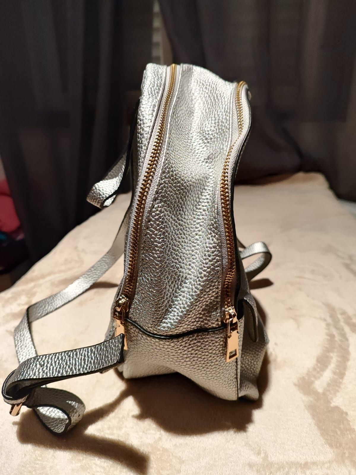 Mochila prateada