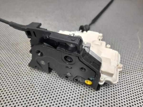 Fechadura / fecho porta trás esquerdo VOLKSWAGEN Passat (3C2)