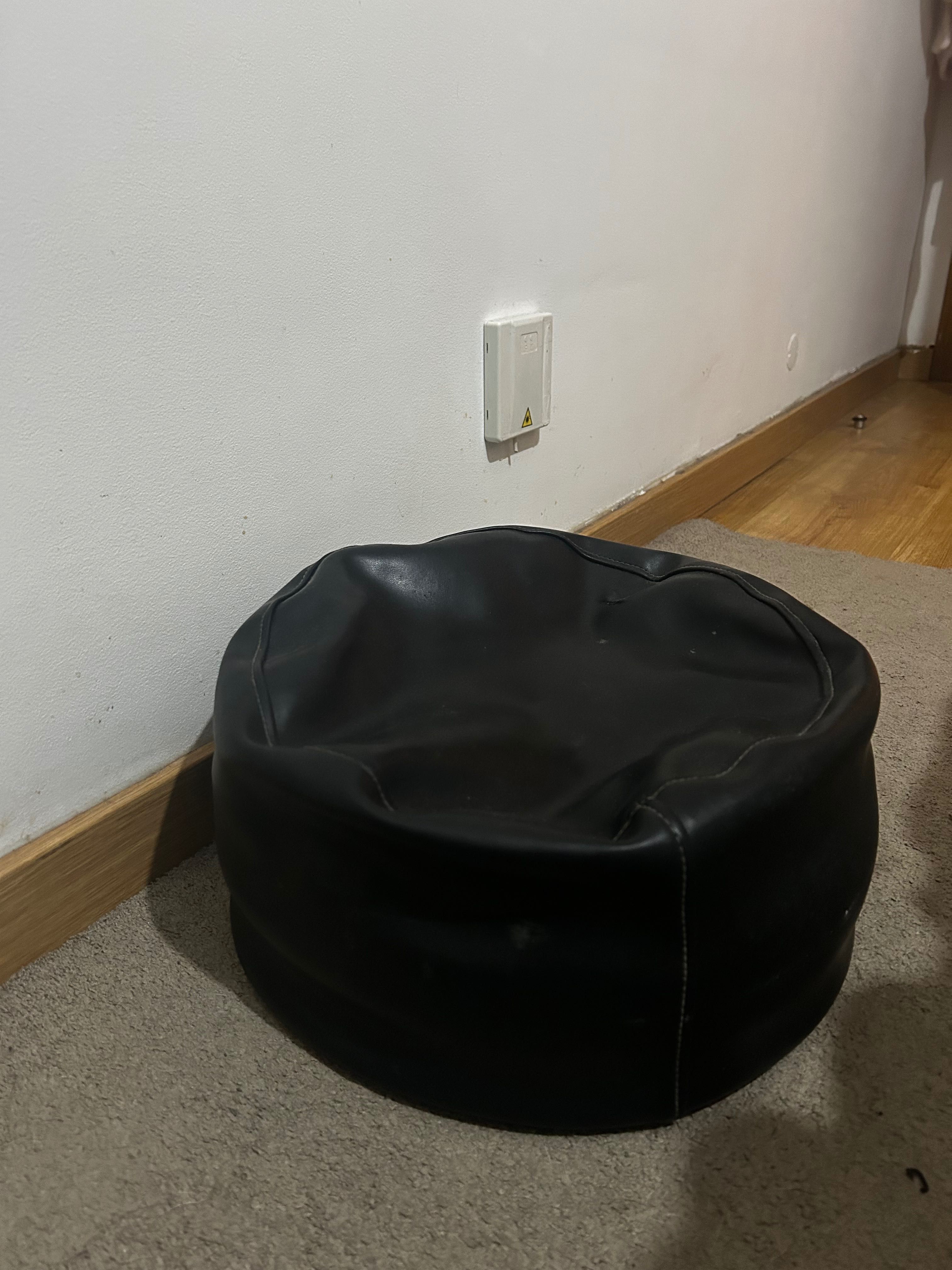 Puff preto imitação pele