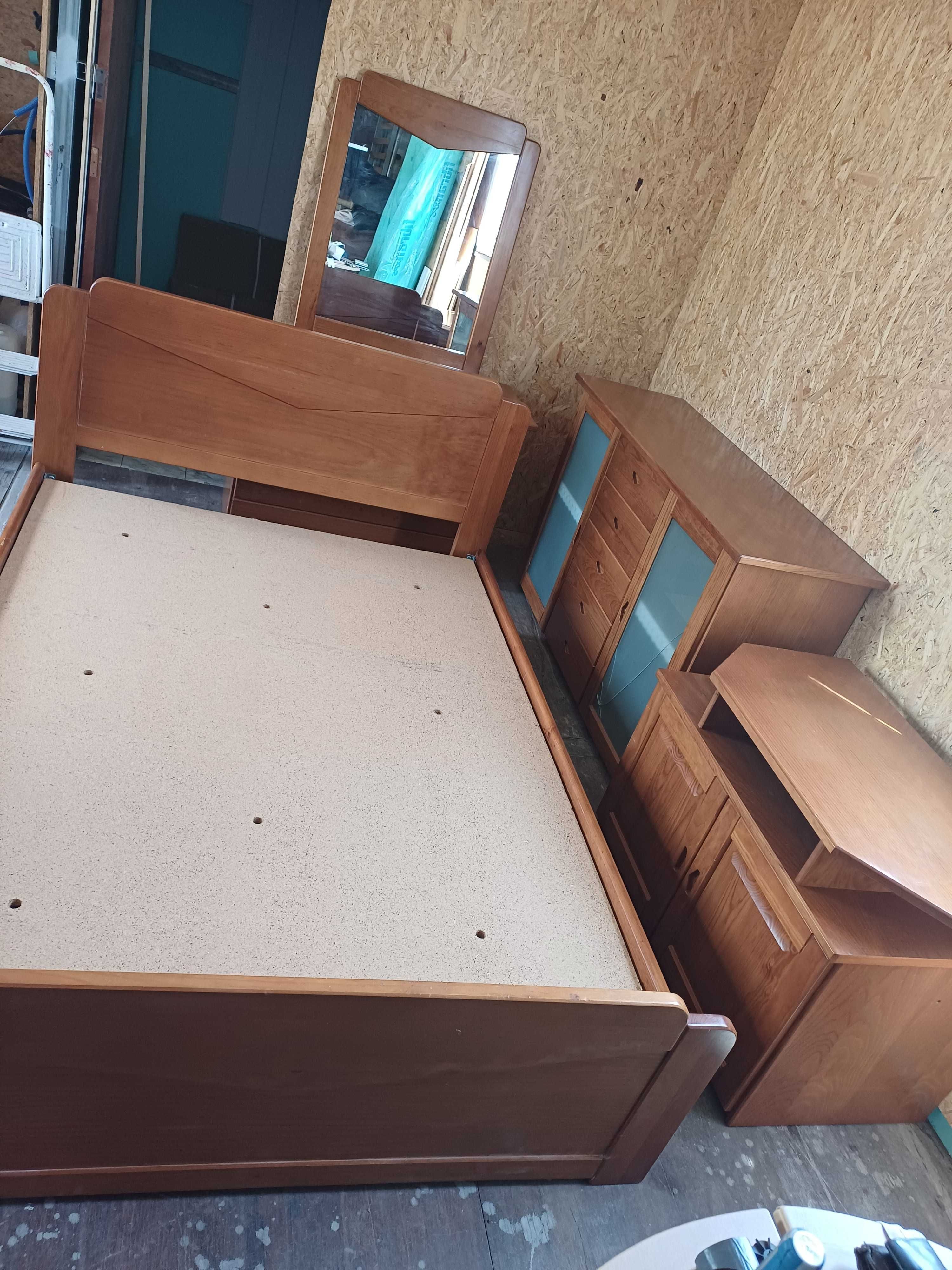 Mobiliário cama, aparador, cômoda e móvel de TV em pinho mel