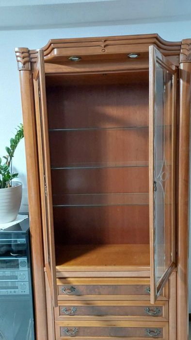 Armário em madeira com portas de vidro