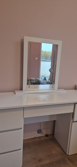 Biała toaletka z lustrem oraz oświetleniem