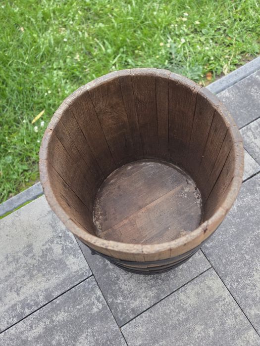 Beczka dębowa stara.