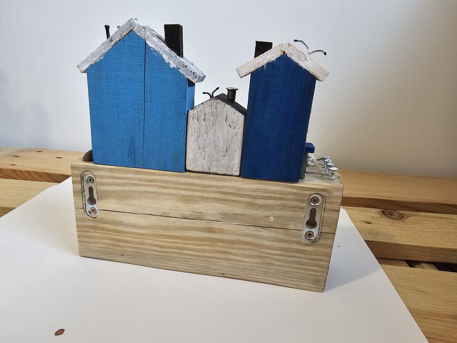 Drewniany wieszak na klucze.