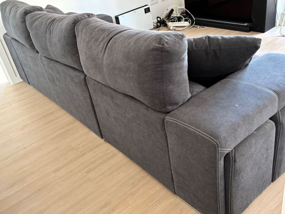 Sofá cinza com puffs