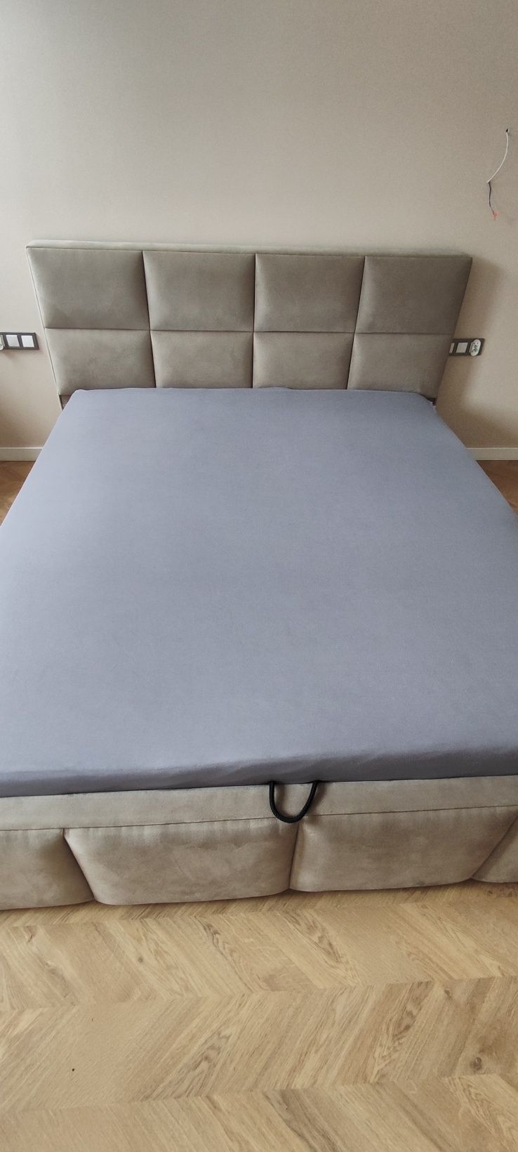 Łóżko sypialniane z materacem na wymiar 180x210 stan idealny