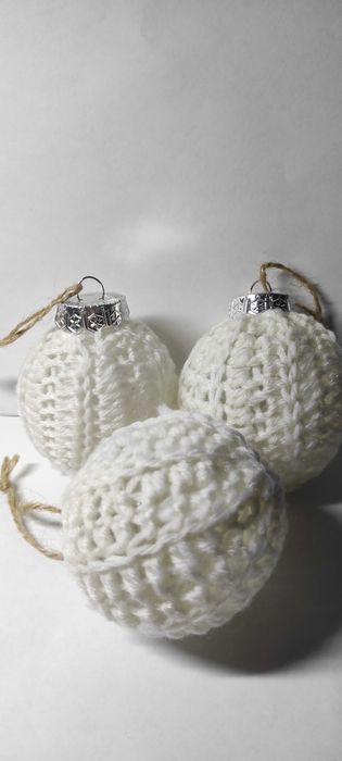 Białe szydełkowe bombki, rękodzieło, z plastikowym wypełnieniem