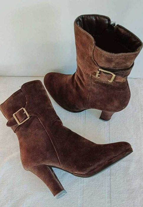 Botins de camurça. Novos.