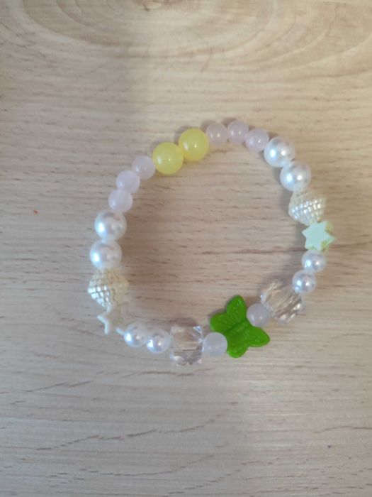 bransoletka dla dziewczynki z koralików.