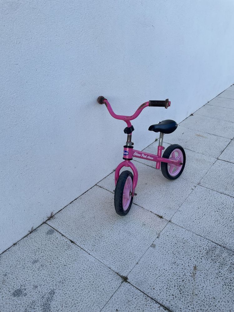 Bicicleta sem pedais cor de rosa