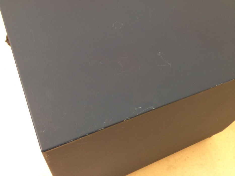 Móvel de apoio metálico com rodas