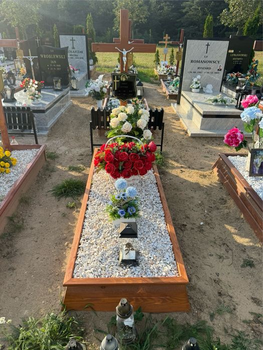 Obudowy grobu, krzyże drewniane, tabliczki, obramowania nagrobne