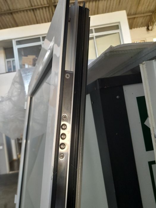 Porta e aro em alumínio 900×2000