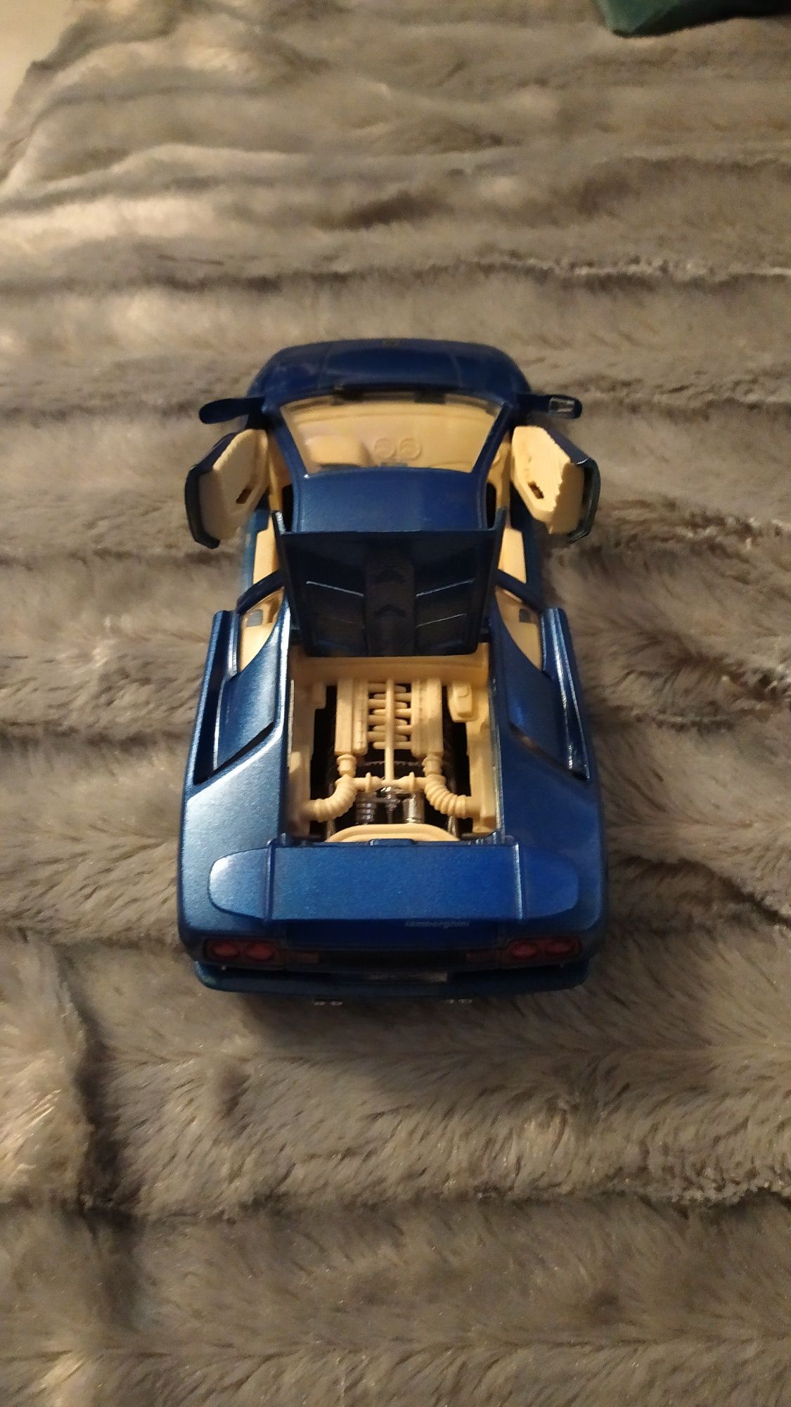 Carro Lamborghini Diablo ano 1990 escala 1/24 Burago