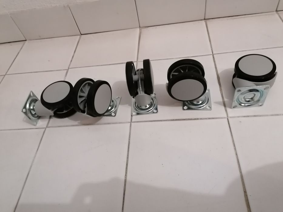 5 Rodízios / Rodas metal e plástico preto e cinza.