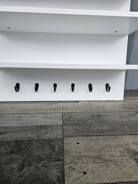 Biały panel półki i wieszaki przedpokój