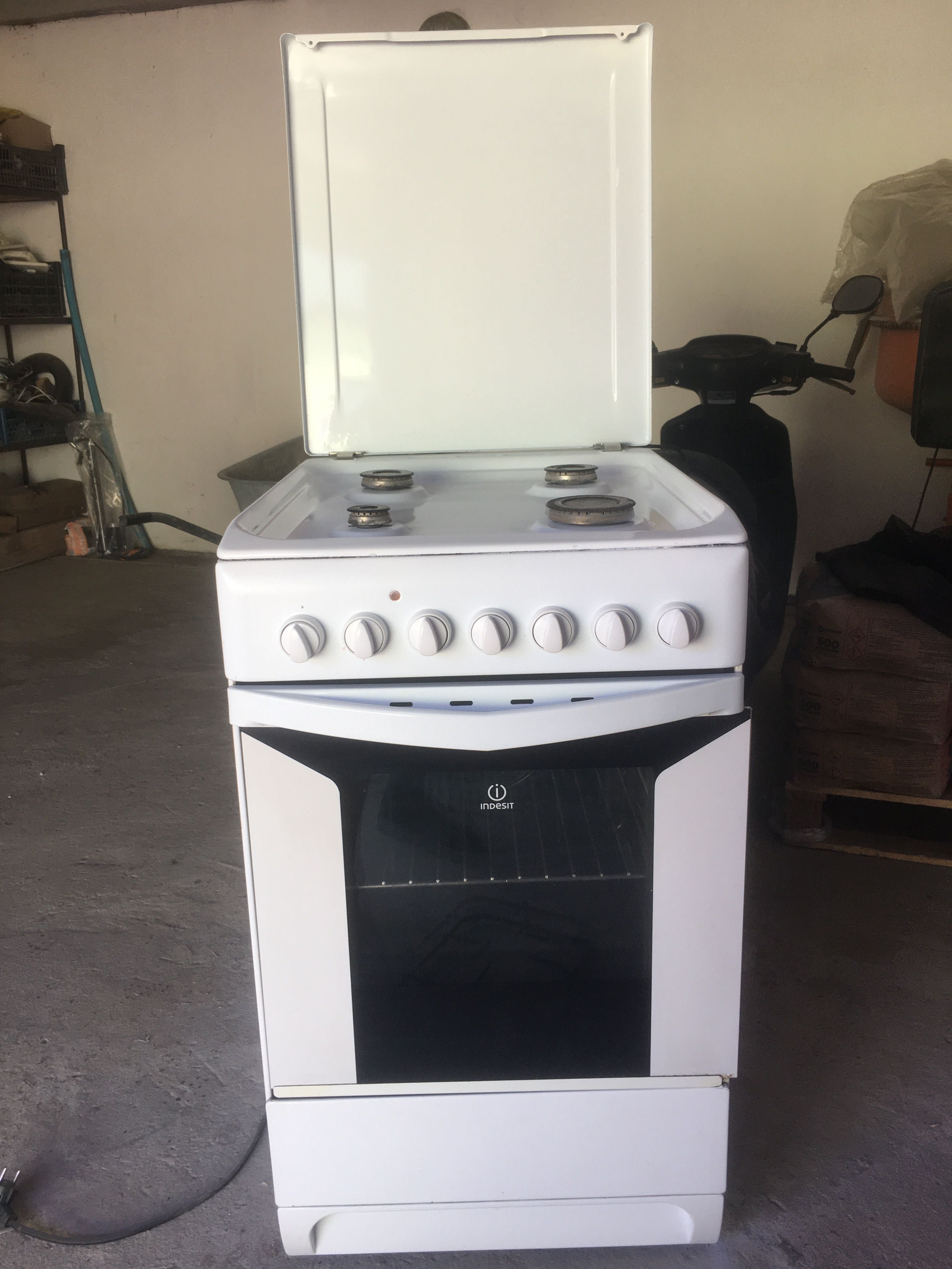 Продам газову плитку Indesit ( комбіновану)