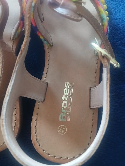 Sandálias, Brotes,