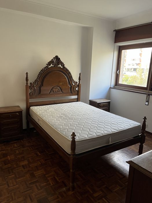 Mesa de casal + colchão + mesas de cabeceira