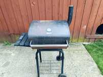 Grill węglowo drzewny firmy Lund.