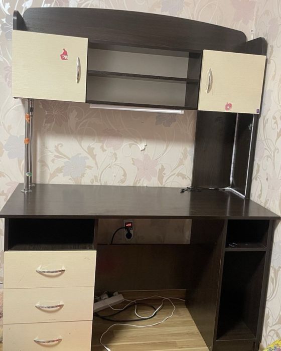 Письмовий стіл у дитячу кімнату