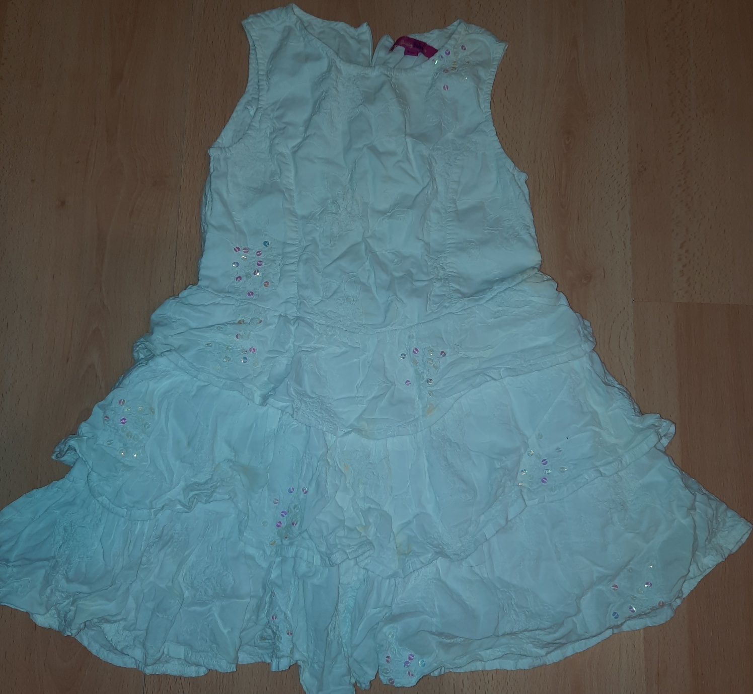 Białą sukienka haftowana z cekinami 3-4 latka
