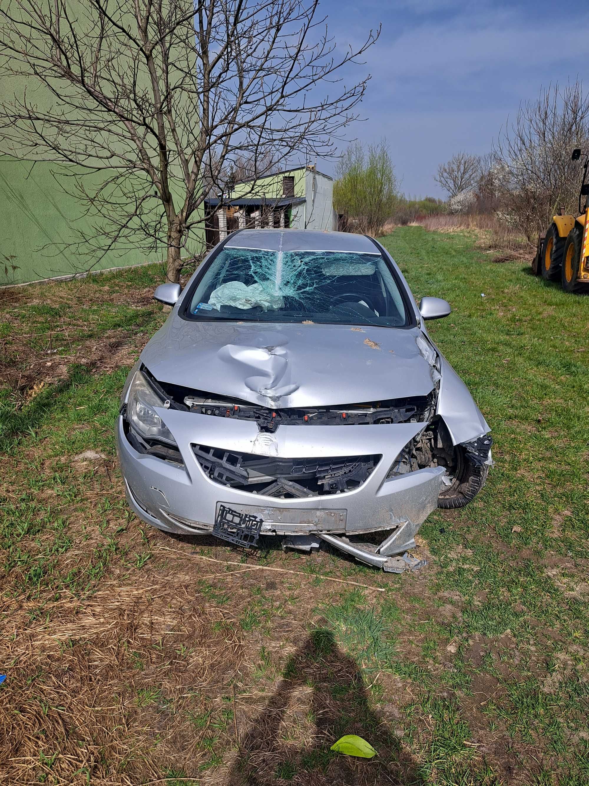 Opel Astra 2011 uszkodzony
