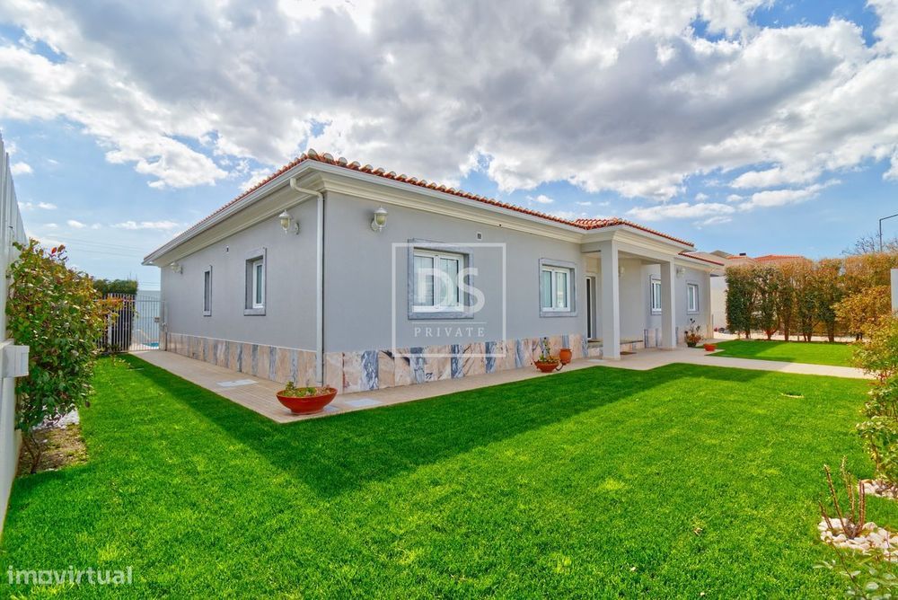 Moradia T4 Térrea com jardim e piscina na Quinta do Anjo