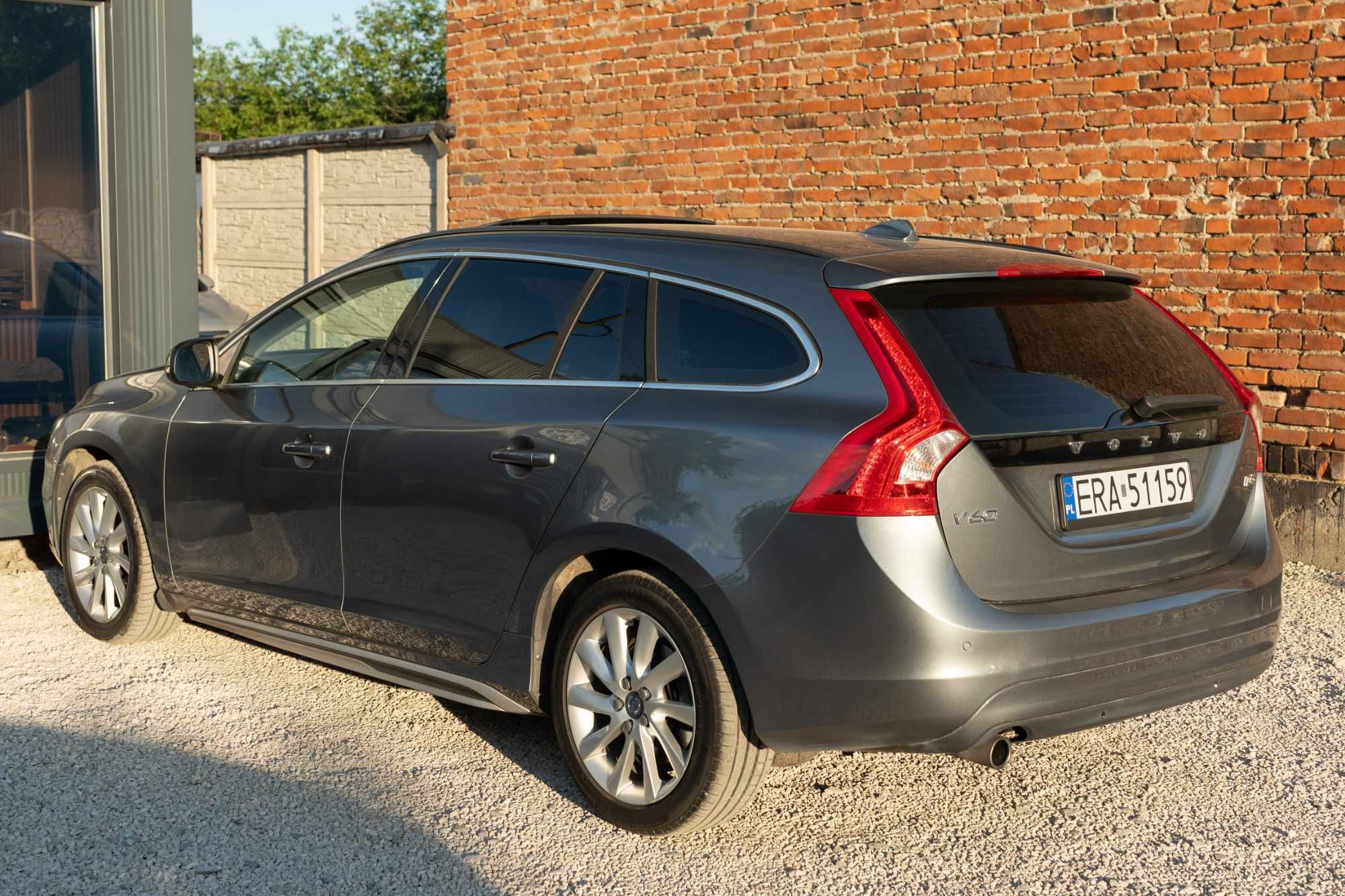 Volvo V60 2.0 D3 150 KM * MOMENTUM * bi-xenon * BLIS * radar * zadbane