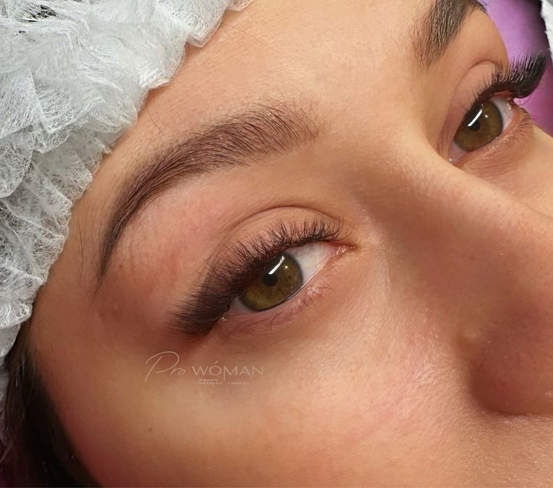 Майстер з нарошення вій та манікюру