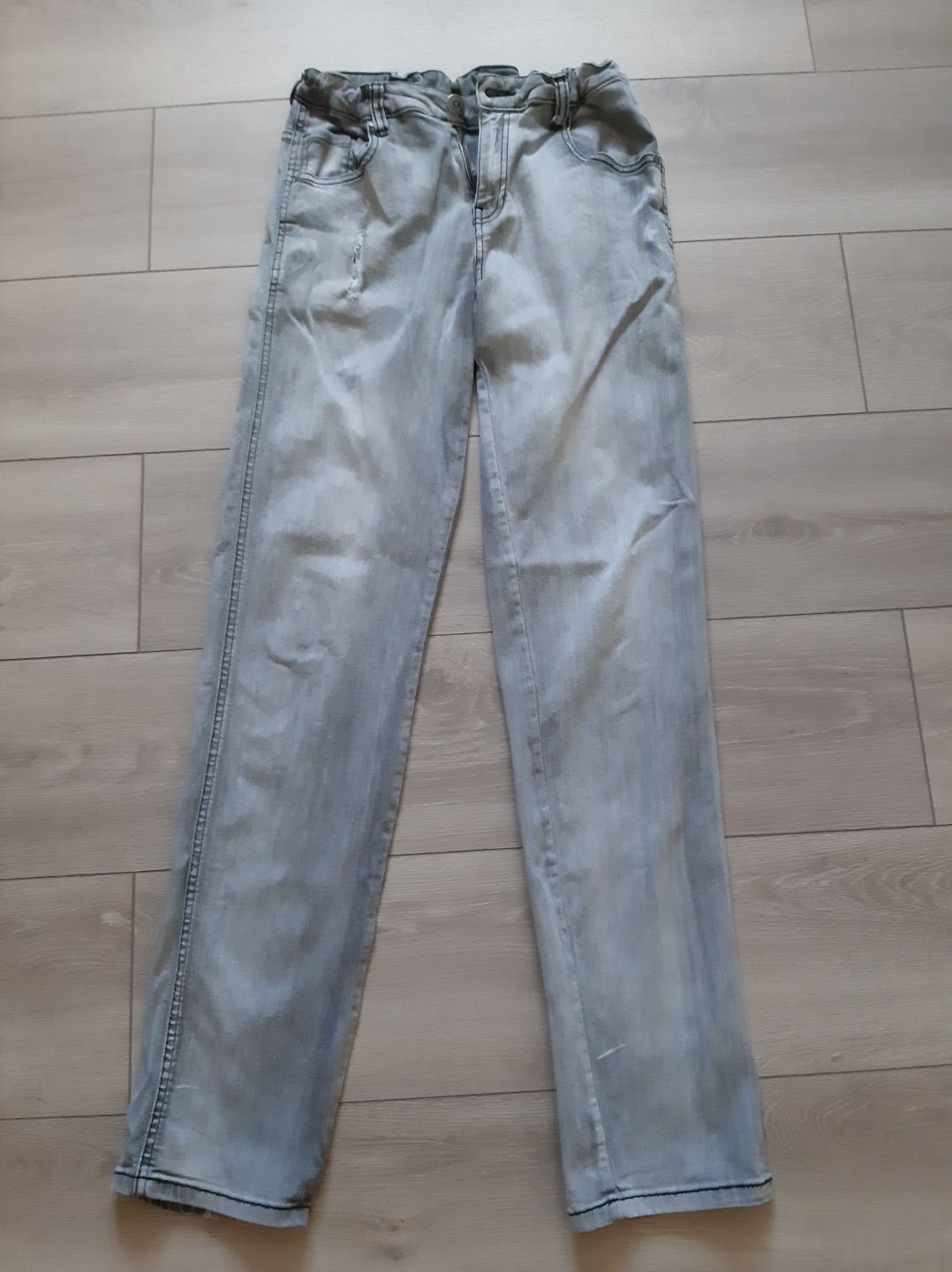 Jasnoszare spodnie jeans