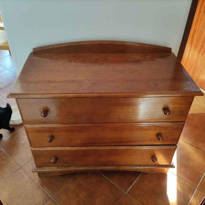 Cómoda quarto em bom estado