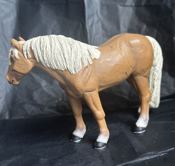 Коллекционная игрушка лошадь