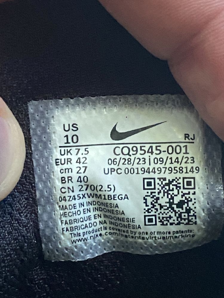 Мужские Кроссовки Nike Legend Essential 2  42р(27см)