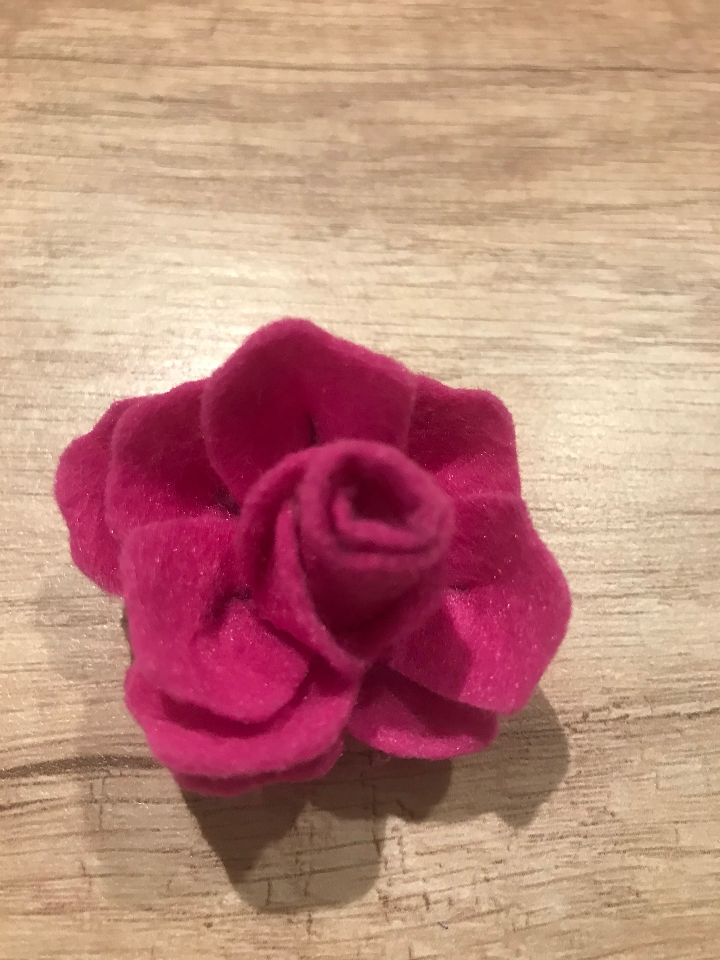Róża ozdobna z filcu