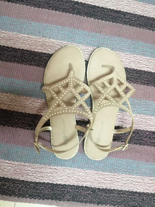 Sandália  rasa com pérolas
