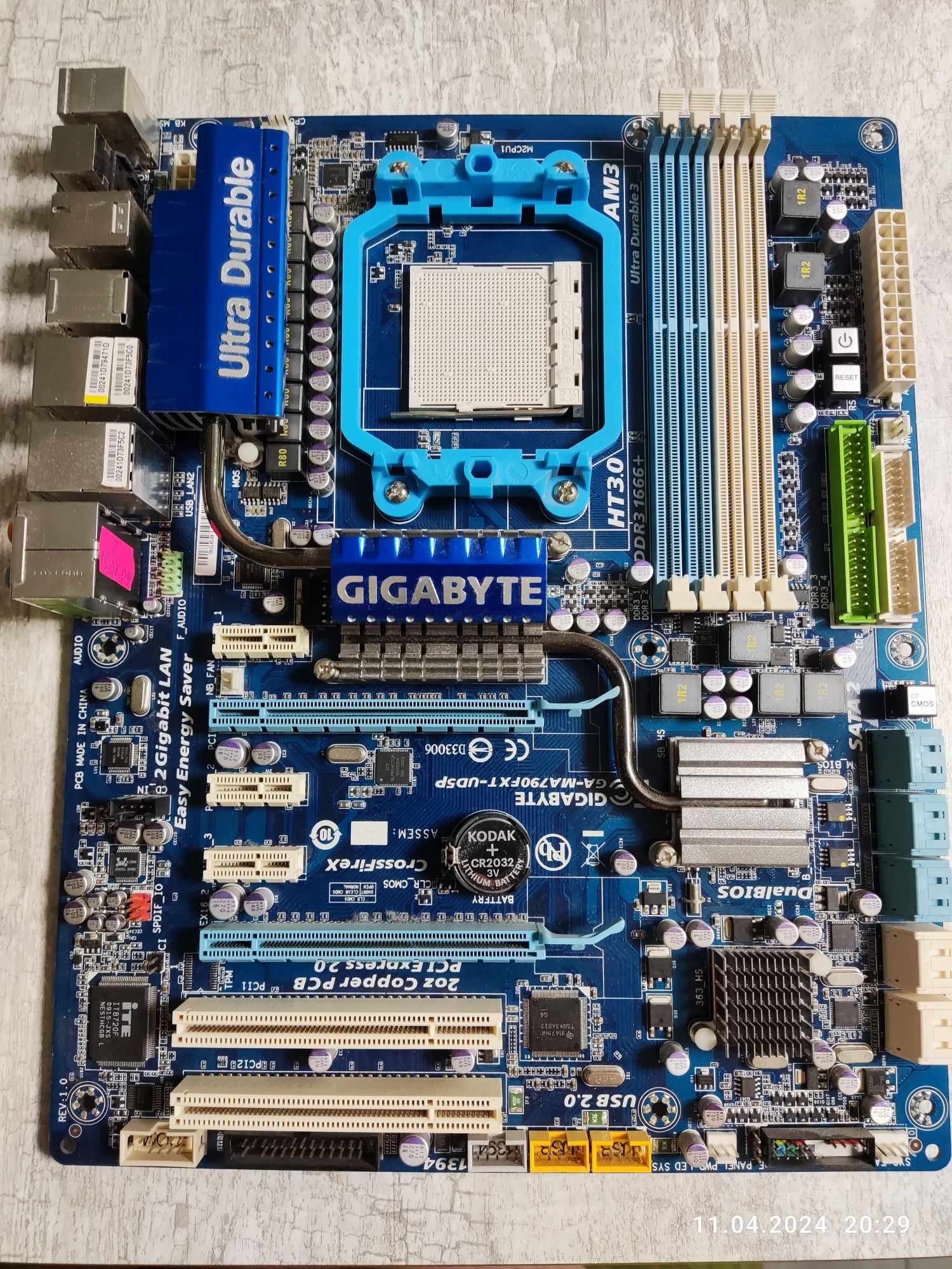 Топова материнська плата АМ3 Gigabyte GA-MA790FXT-UD5P (AM3, AMD 790FX