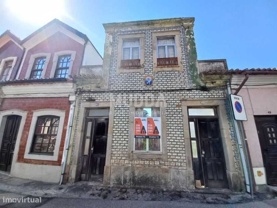 Terreno com Fachada - Centro de Ovar