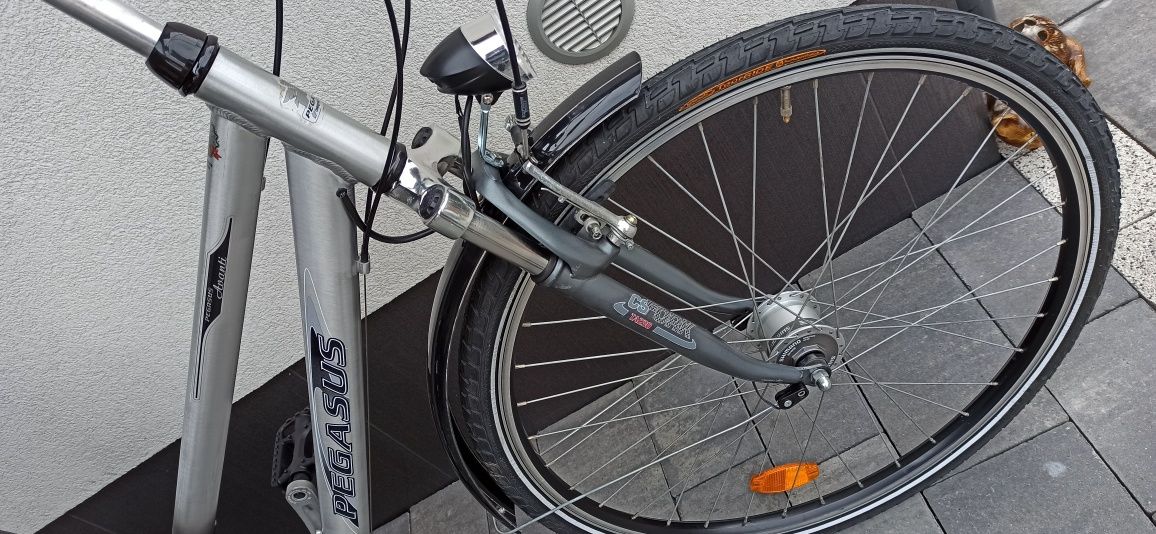 Rower Pegasus 28", Avanti, aluminium Shimano, prądnica, Continental