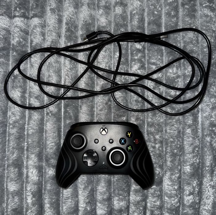 Xbox One + kontroler Afterglow Wave przewodowy + 5 gier