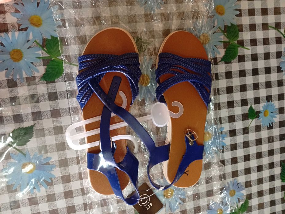 Sandálias de senhora novas