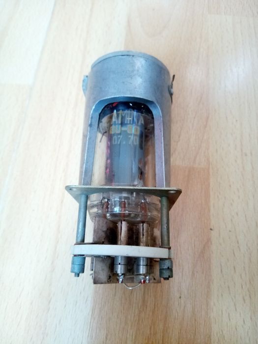 Lampa GU50 z podstawką