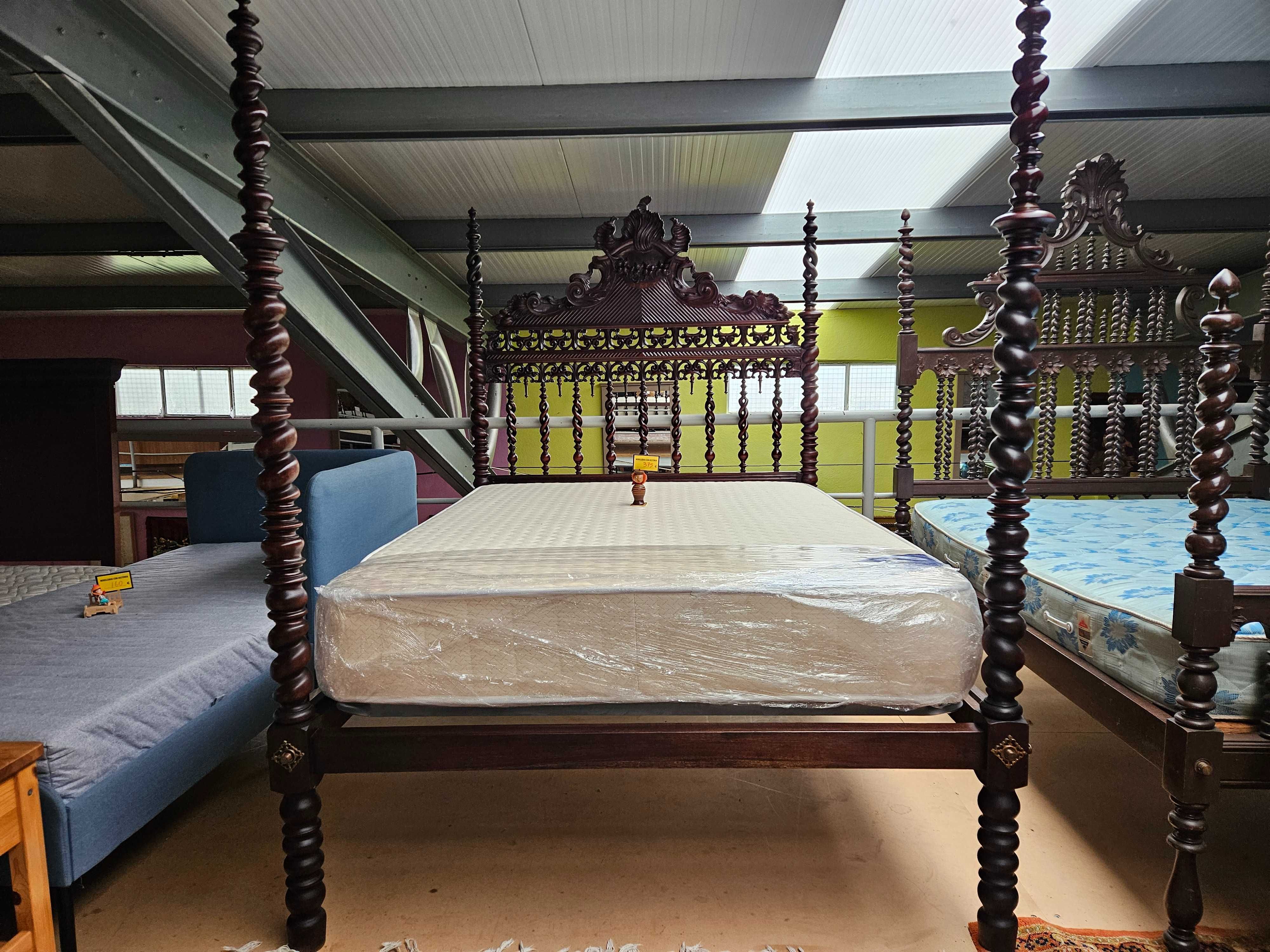 Excelente cama antiga em madeira maciça com estrad
