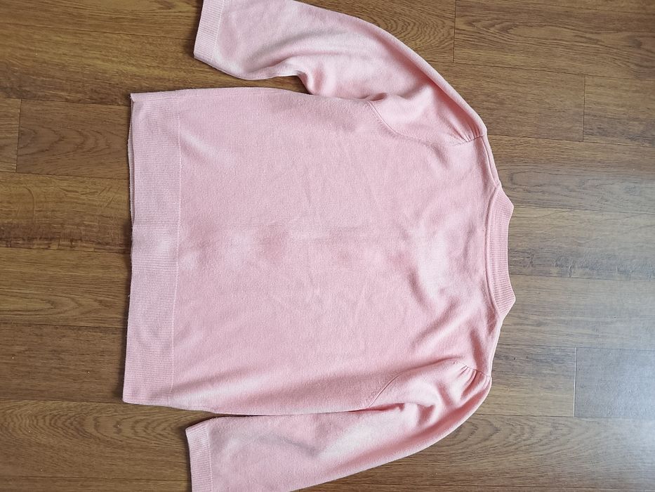 Sweter damski różowy.