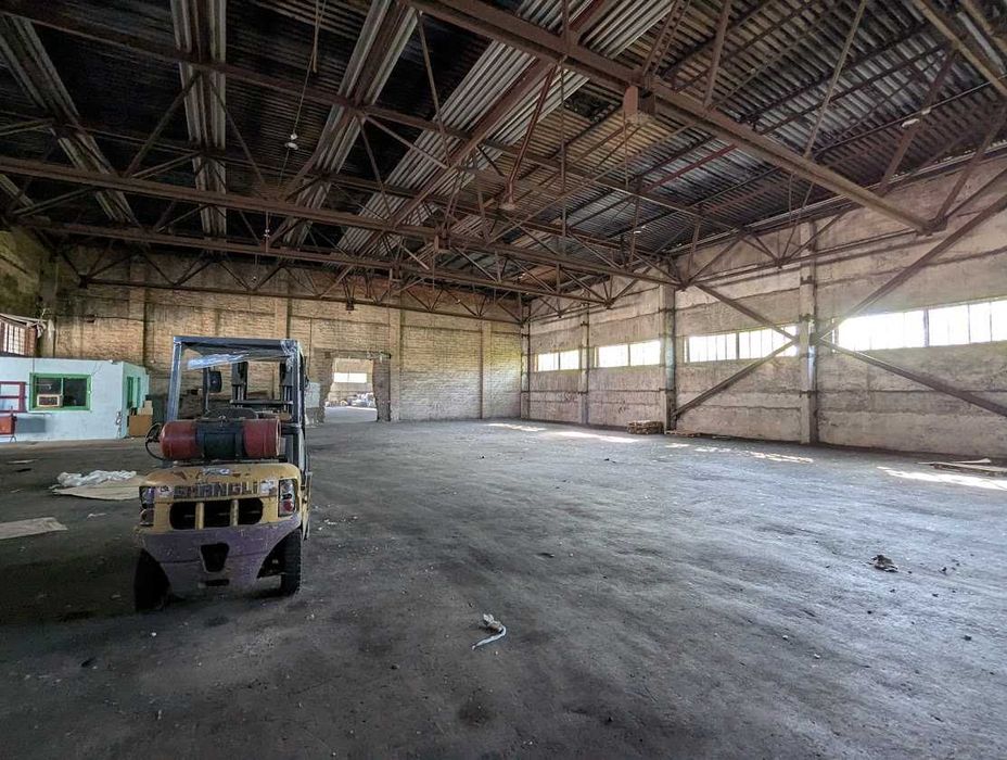 Здамо в оренду майданчик та склади зрампою та напольні  на Обухова 66А