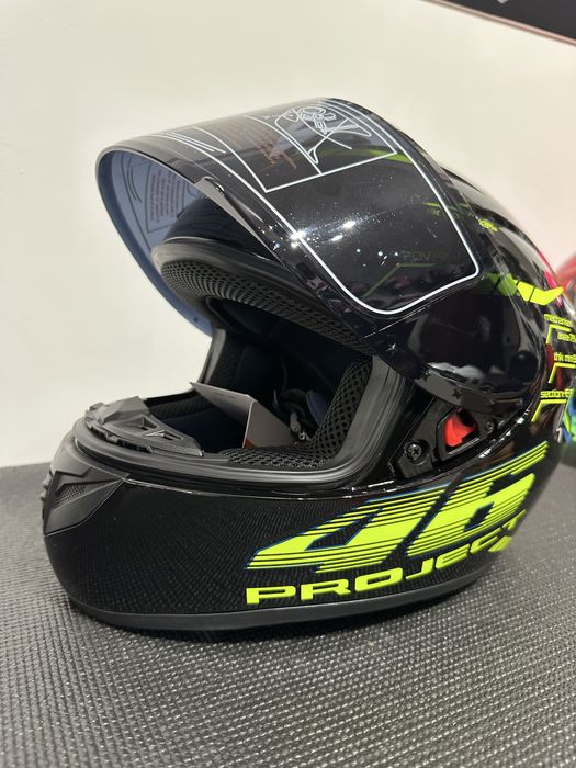 Capacete novo preto com detalhes verde por 80€