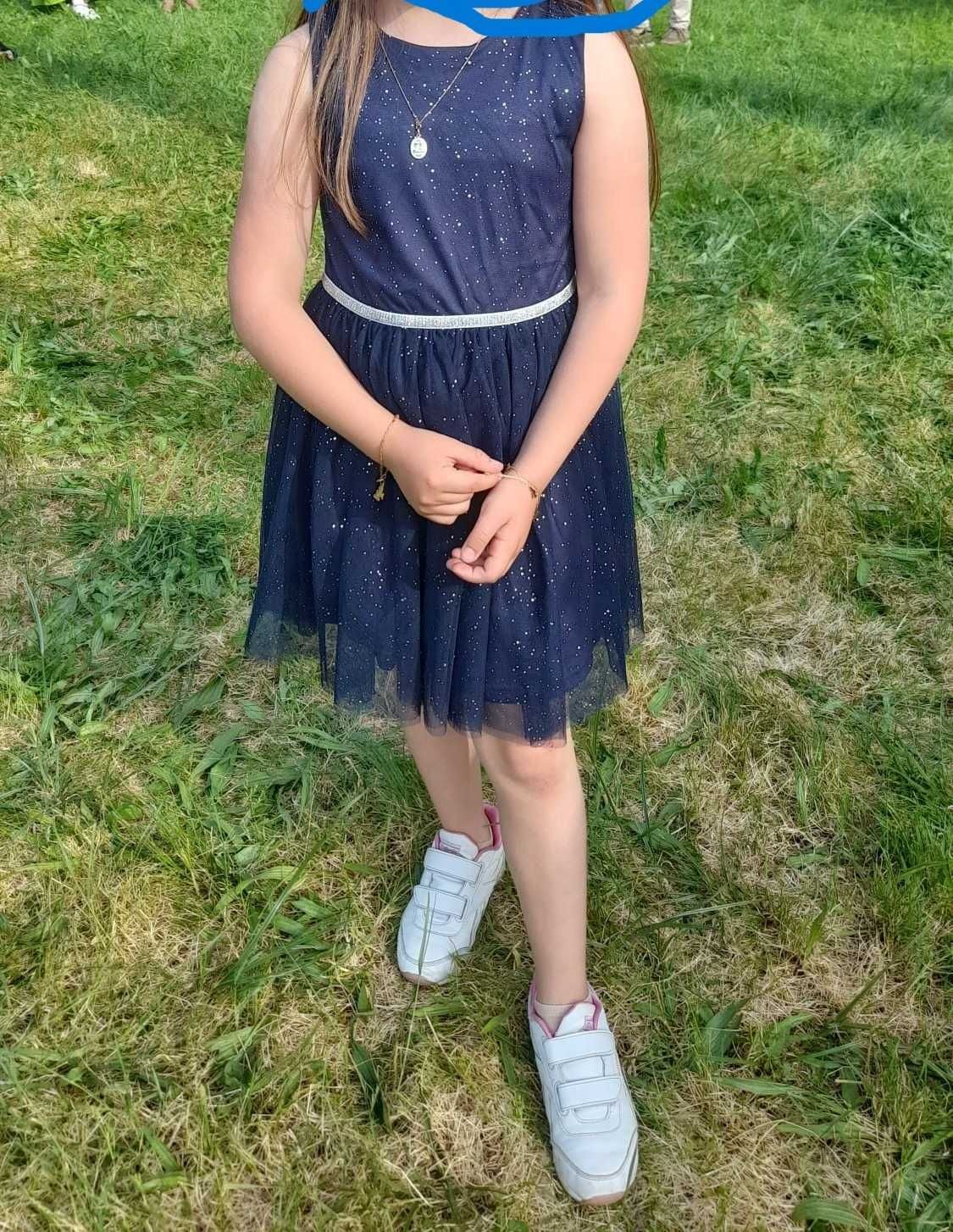 Lindíssimo vestido em tule azul marinho com brilhantes, da TEX.