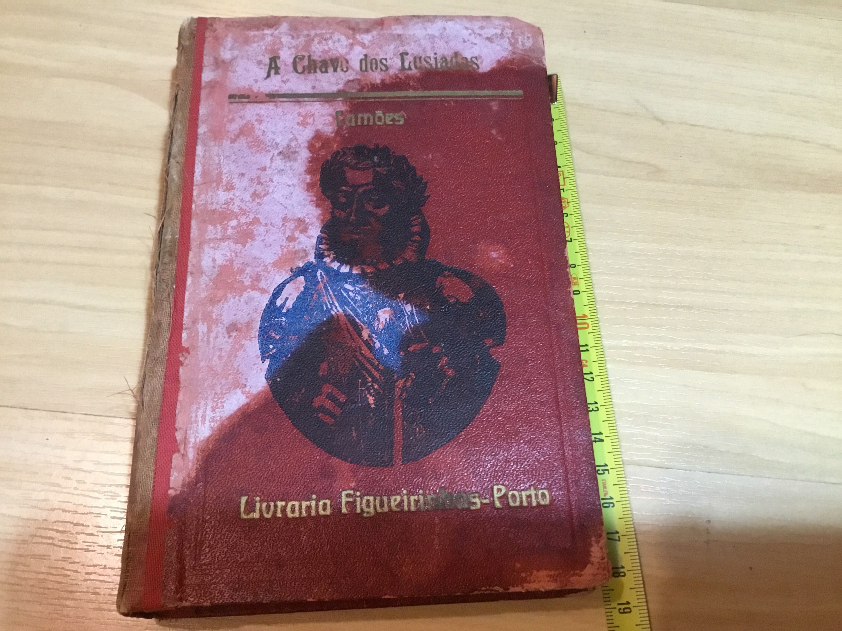 Livro antigo “A chave dos Lusíadas” da livraria Figueirinhas