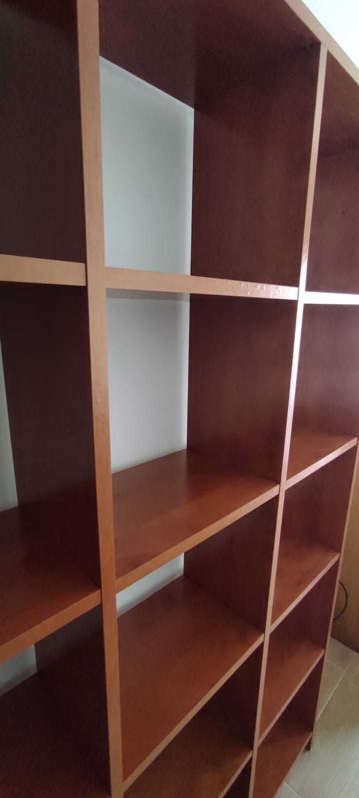 Estante em madeira com 15 cubos