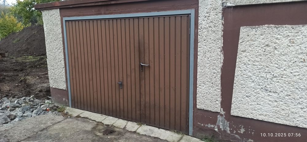 Brama garażowa uchylna z drzwiami Wiśniowski